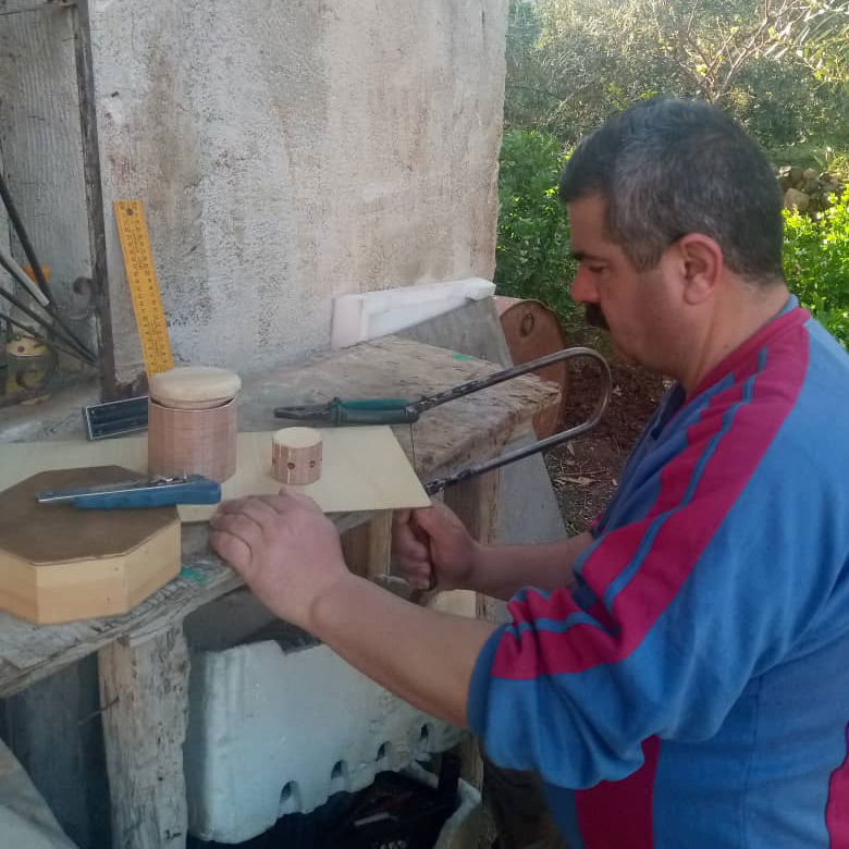 بمهارته اليدوية.. بسام سراي  الدين يصمم مجسمات خشبية متنوعة بقالب فني