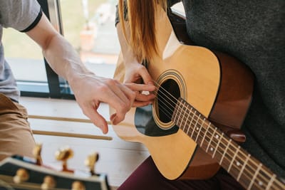 How to Prepare Your Child for Beginner Guitar Lessons?