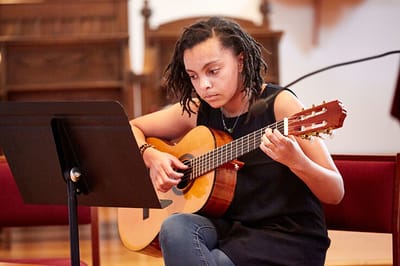 Explore the various benefits which one can enjoy by joining the guitar lessons for children