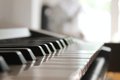 What are the benefits of taking piano lessons for adults?
