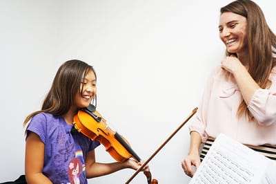 Why can an experienced violin teacher be a great choice?
