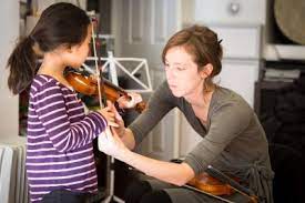 Why does learning from a violin teacher matter to beginners?