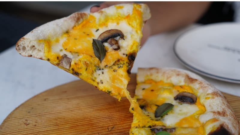 yellow pumpkin pizza  البيتزا الصفراء