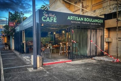 By Glad CAFÉ à St Denis