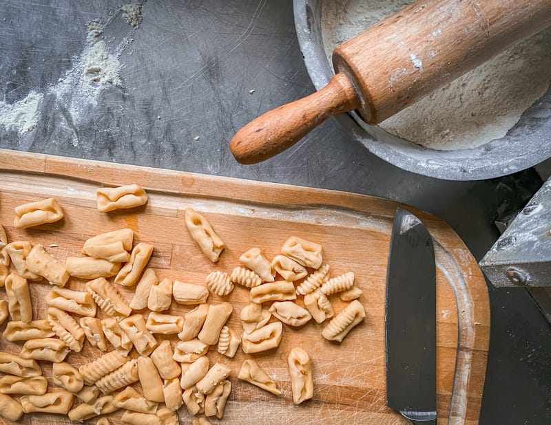 weiße Pasta in vielen Formen