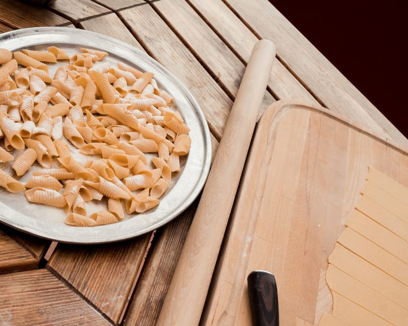 weiße Pasta in vielen Formen