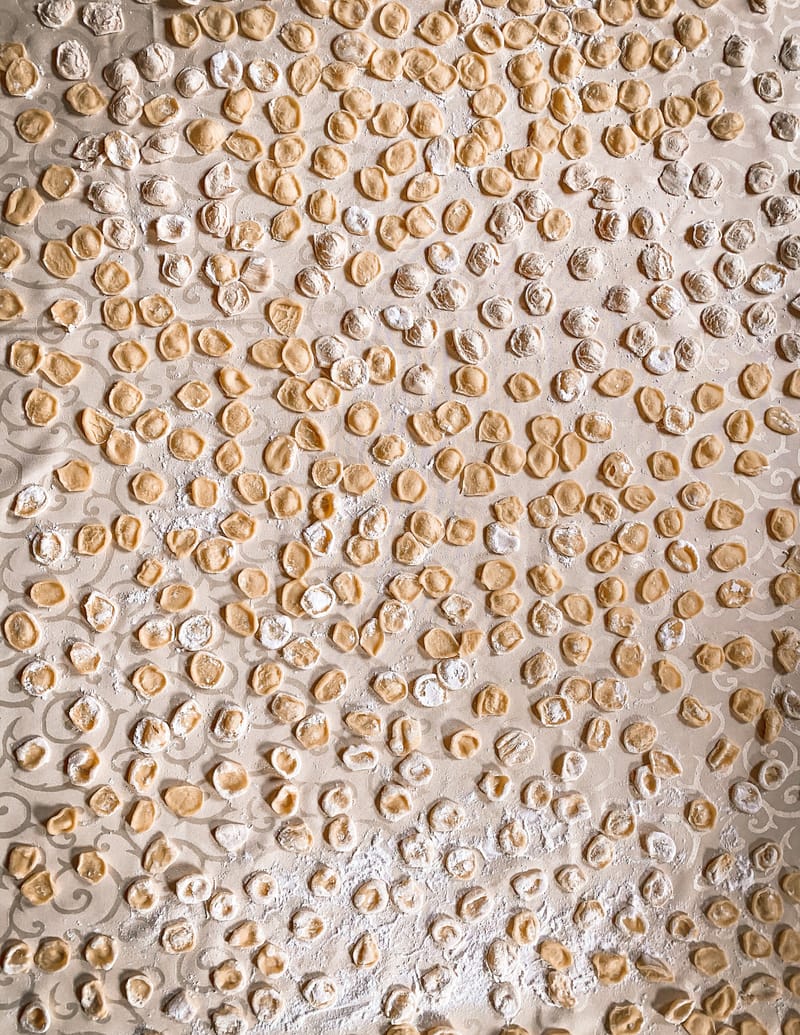 weiße Pasta in vielen Formen