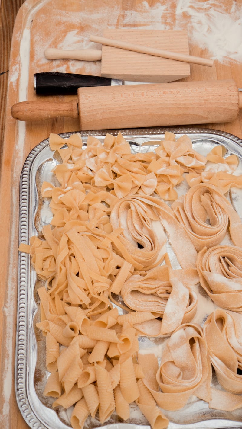 weiße Pasta in vielen Formen