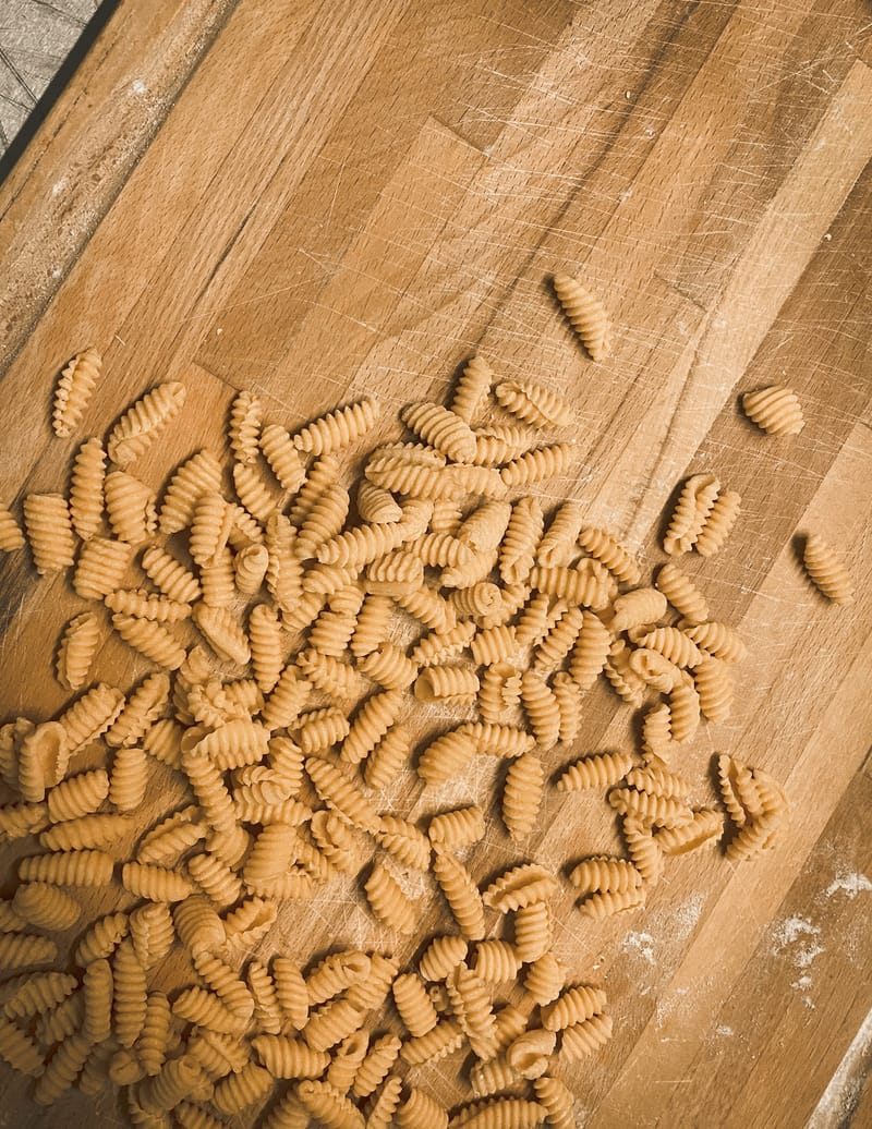 weiße Pasta in vielen Formen