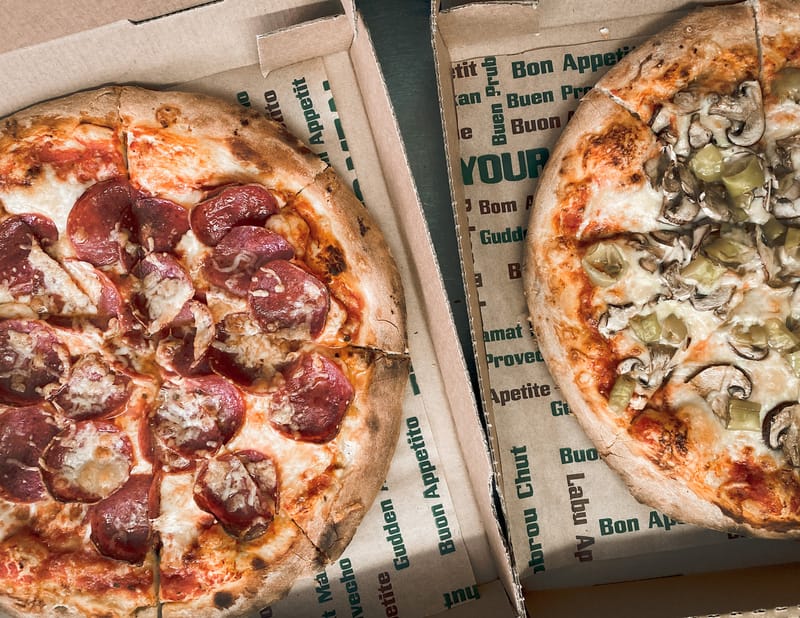 Pizza mit verschiedenen Zutaten