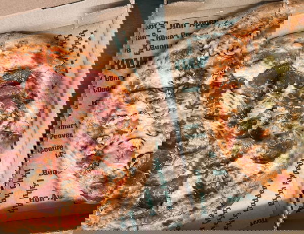 Pizza mit verschiedenen Zutaten