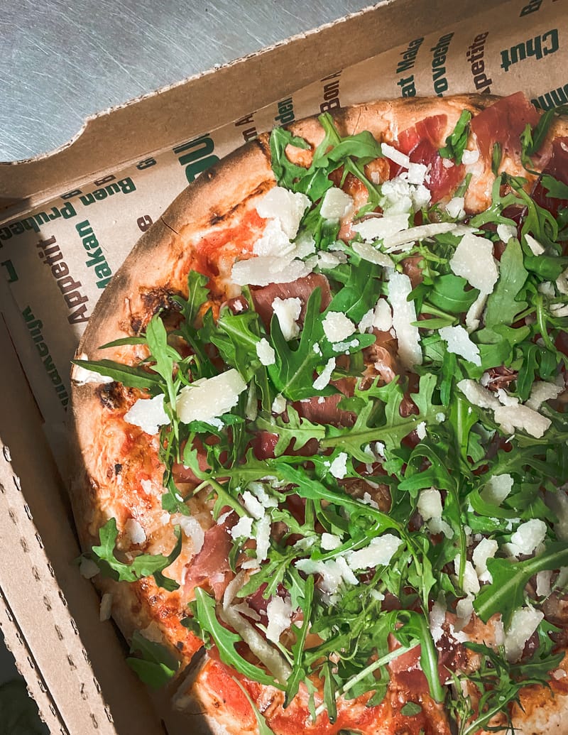 Pizza mit verschiedenen Zutaten