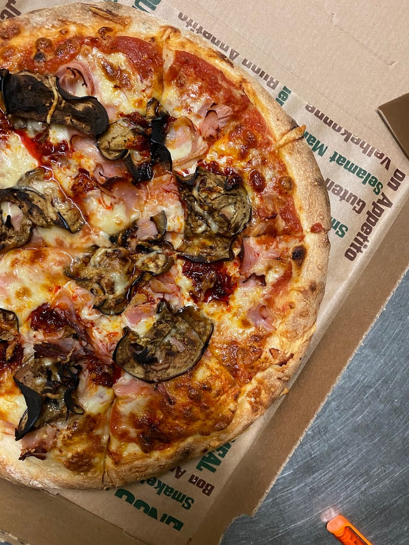 Pizza mit verschiedenen Zutaten