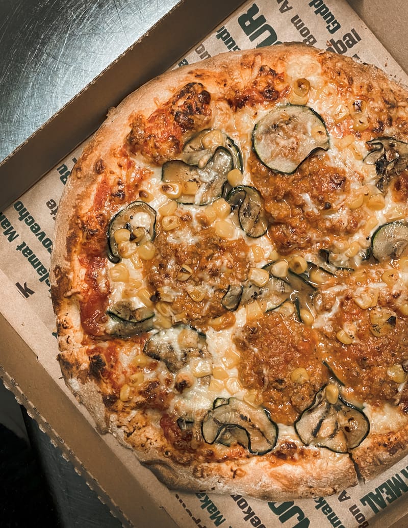 Pizza mit verschiedenen Zutaten