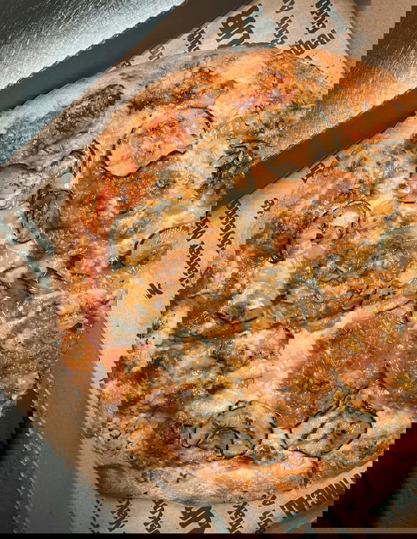 Pizza mit verschiedenen Zutaten