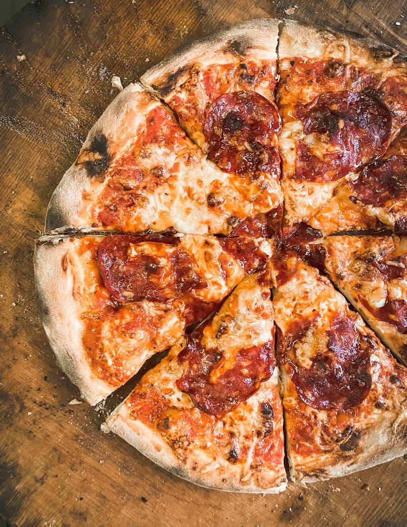 Pizza mit verschiedenen Zutaten