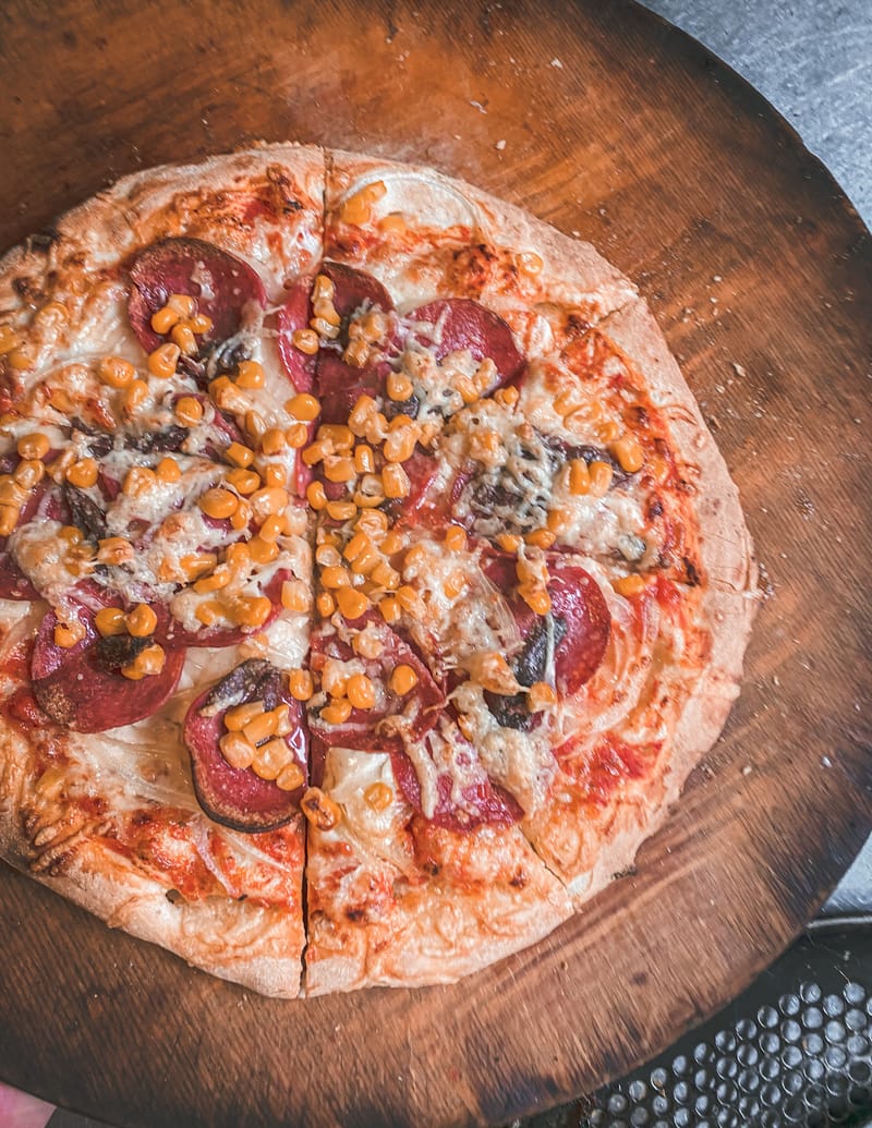 Pizza mit verschiedenen Zutaten