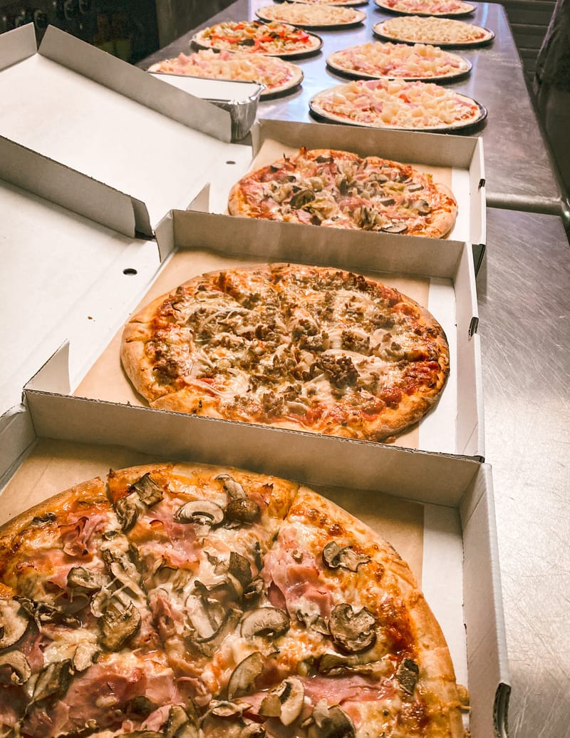 Pizza mit verschiedenen Zutaten