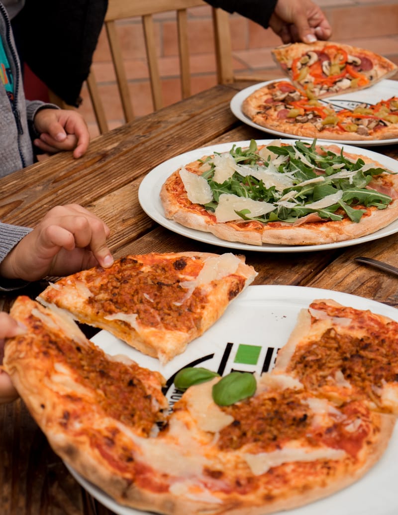 Pizza mit verschiedenen Zutaten