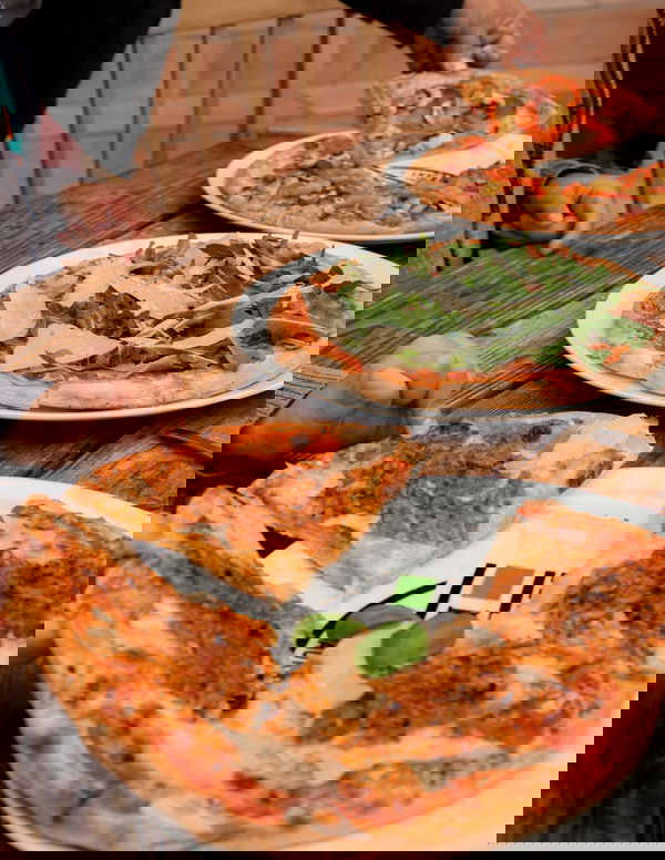 Pizza mit verschiedenen Zutaten