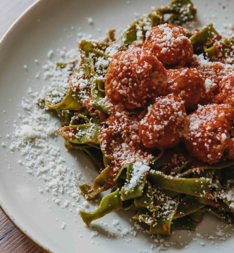 Fettuccine verde con Polpette e Pomodoro