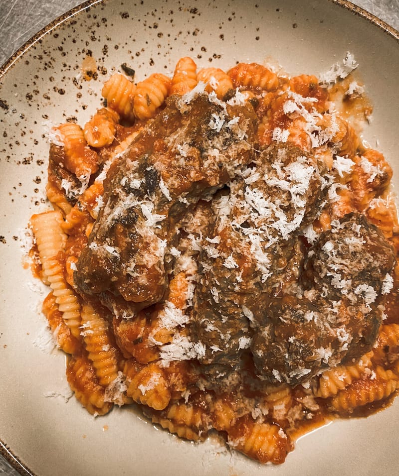 Sardische Gnocchi con Braciole e Pomodoro