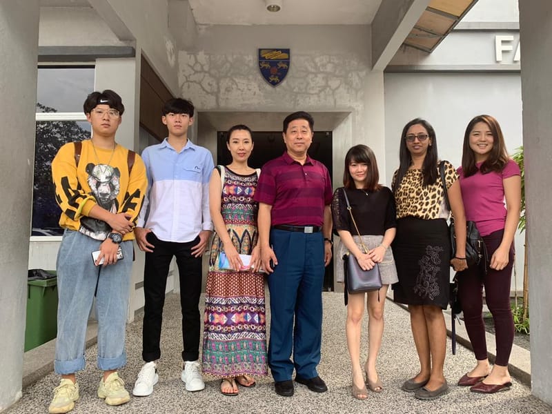 带领中国辽宁技术学院理事会理事长与学生参观马来亚大学考察