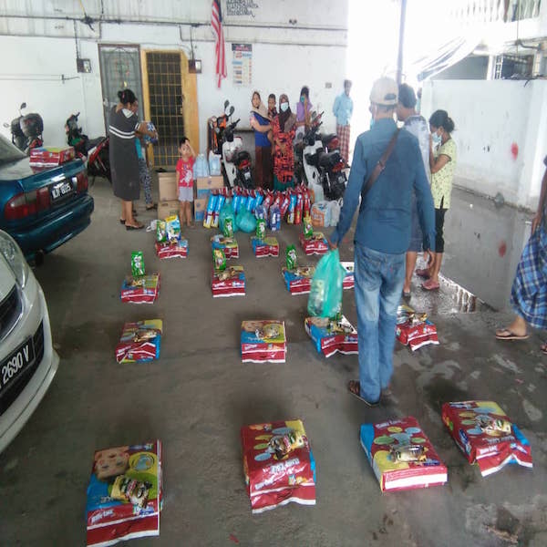 捐助口罩与物资：协助低收入家庭，舒缓口罩短缺问题