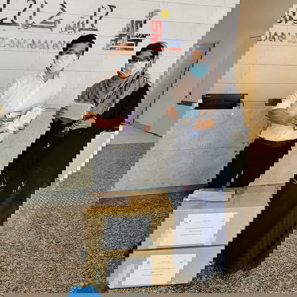 连同河南伊真哈拉认证服务有限公司捐赠口罩与物资到政府单位