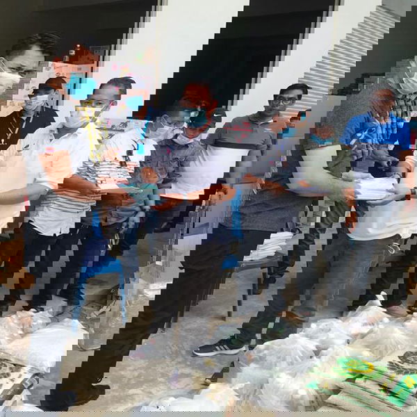 连同河南伊真哈拉认证服务有限公司捐赠口罩与物资到政府单位