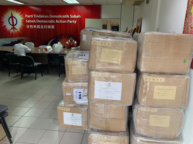 连同河南伊真哈拉认证服务有限公司捐赠口罩与物资到政府单位