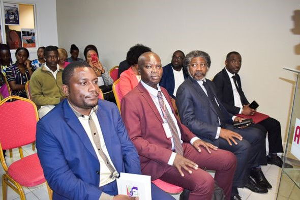 Assistant au discours d’ouverture du Recteur de l’Université, le Professeur KOULAYOM est assi en 1ère ligne avec à sa droite le représentant de la Francophonie et à sa gauche M. EBE-EVINA Jean-Claude