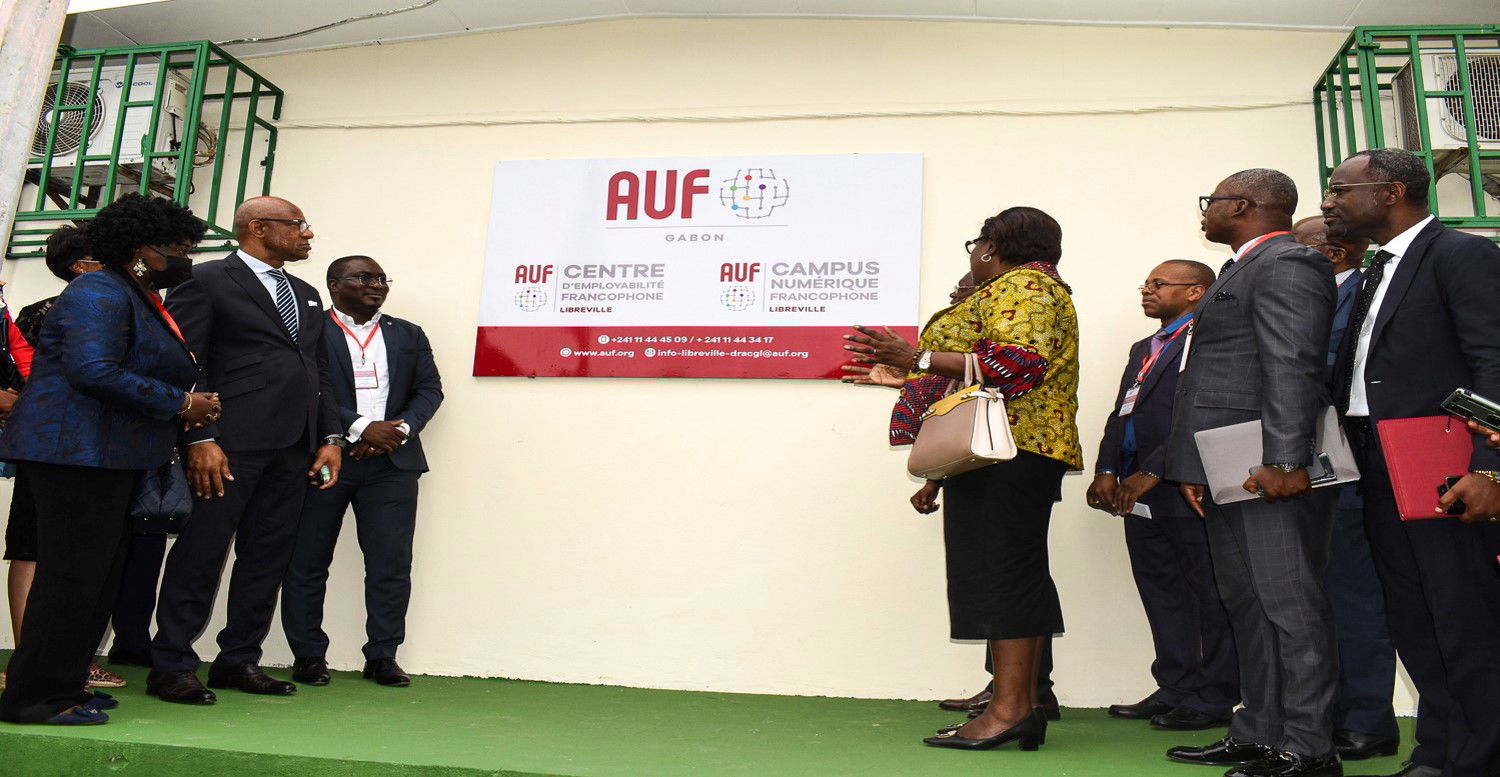 Tous les membres du CREES posant devant la pancarte dédié au CEF au Bureau National de l’AUF de l’Université Omar Bongo (Gabon)