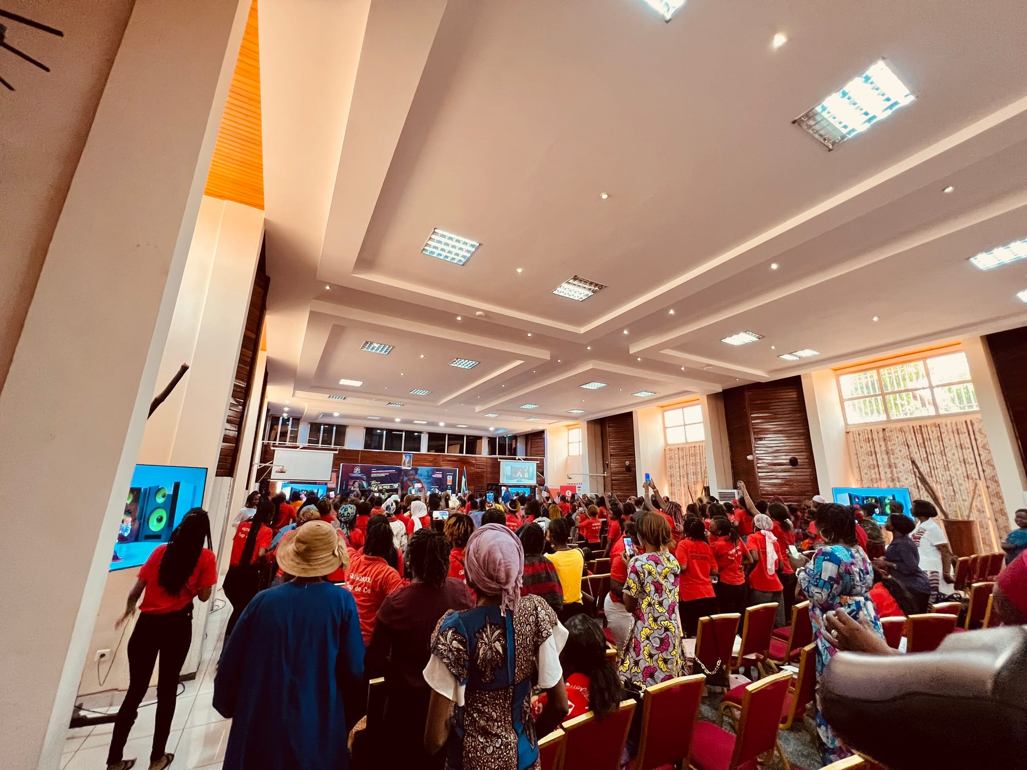 L'Ambiance des jeunes filles étudiantes de GUTSCHOOL lors de la conférence 