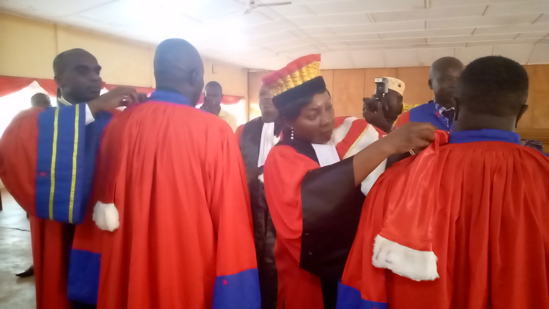 Le port des toges aux nouveaux Docteurs par les Professeurs 