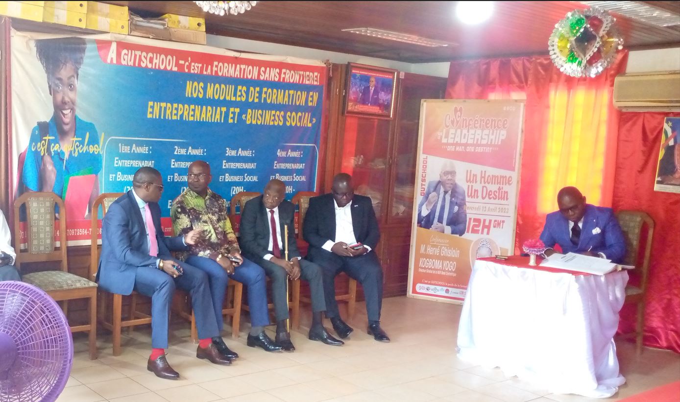 Séance de travail et signature du Livre d'Or