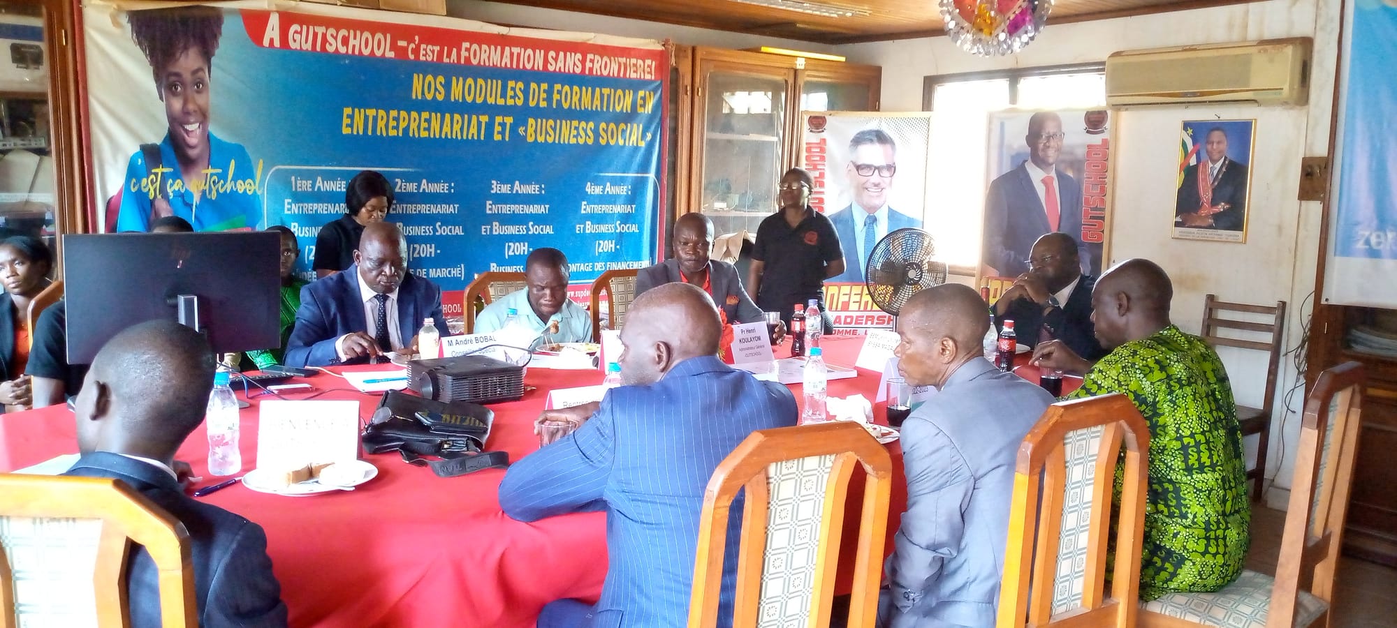 Séance de travail, petit-déjeuner et signature du Livre d'Or par S.E.M. le Ministre