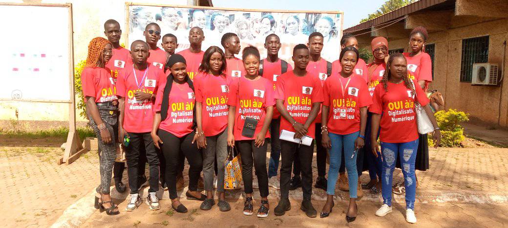Photo de Famille avec les étudiant.es de GUTSCHOOL
