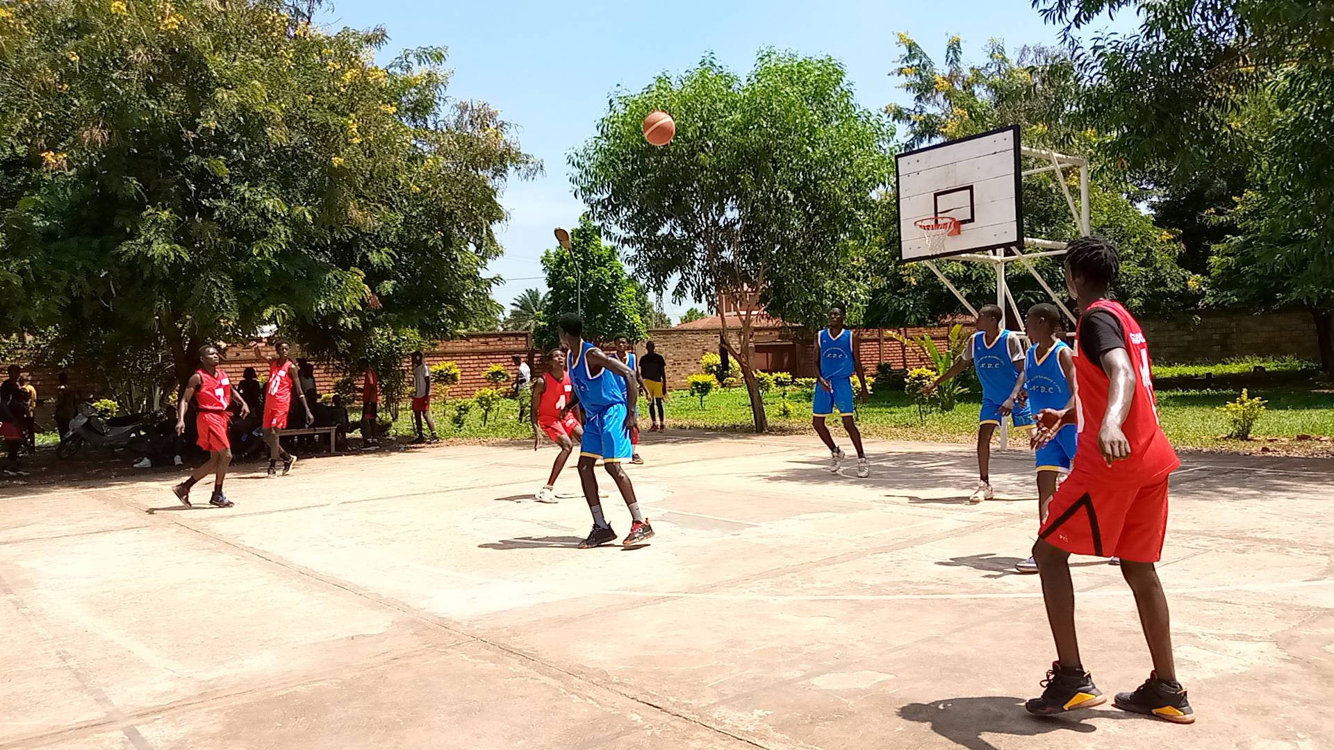 L'administrateur général de #gutschool, Pr Henri Koulayom a fait l'ouverture du #match_amical entre l'université de Bangui Vs l'institut Gutschool (20 Mai 2023)