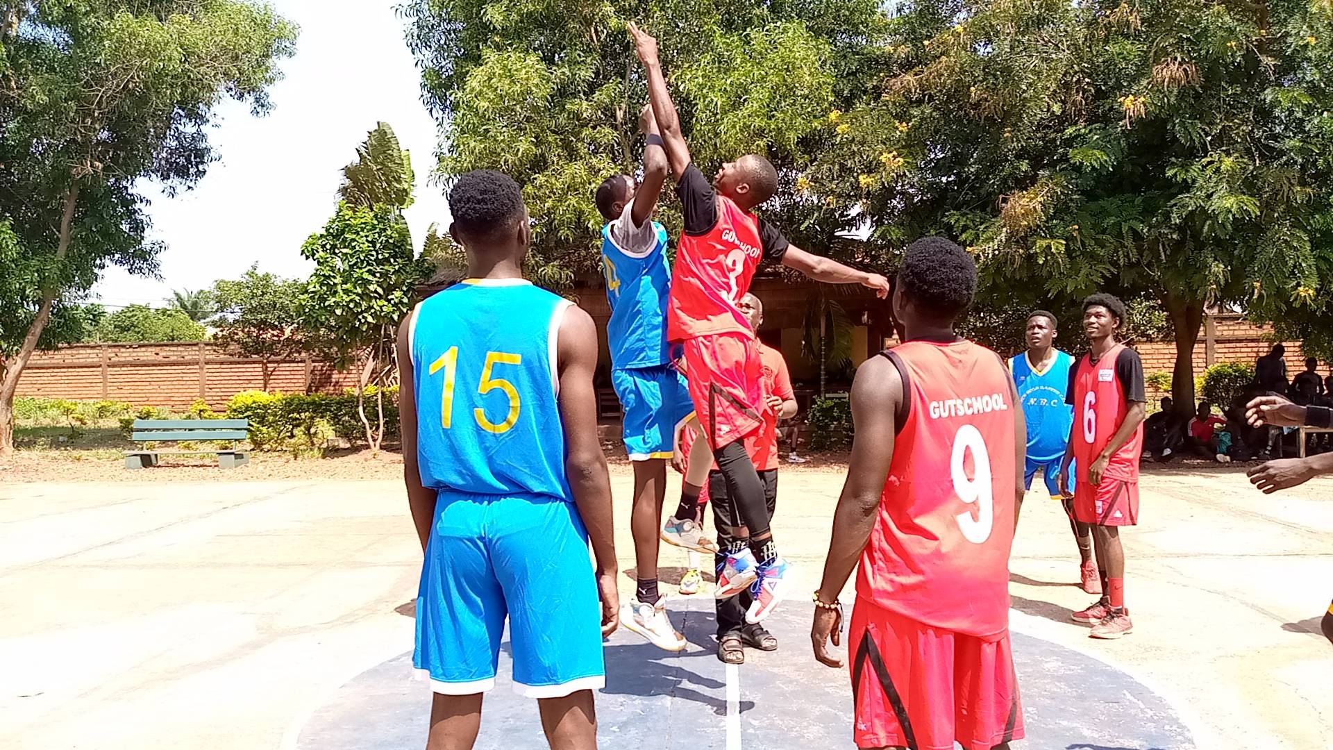 L'administrateur général de #gutschool, Pr Henri Koulayom a fait l'ouverture du #match_amical entre l'université de Bangui Vs l'institut Gutschool (20 Mai 2023)