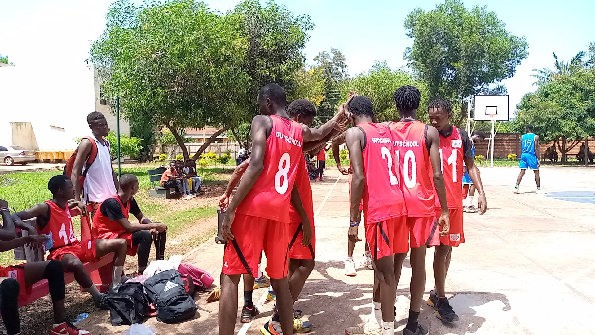 L'administrateur général de #gutschool, Pr Henri Koulayom a fait l'ouverture du #match_amical entre l'université de Bangui Vs l'institut Gutschool (20 Mai 2023)
