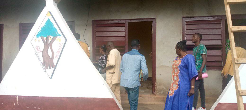 Les étudiants ayant réservé des chambres au Campus Gutschool accompagnés de leur parent ou tuteur.