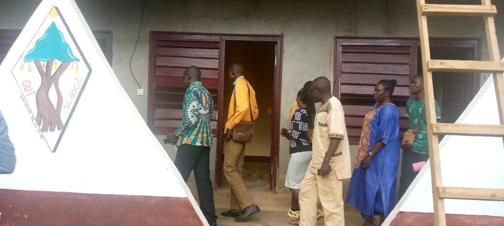 Les étudiants ayant réservé des chambres au Campus Gutschool accompagnés de leur parent ou tuteur.