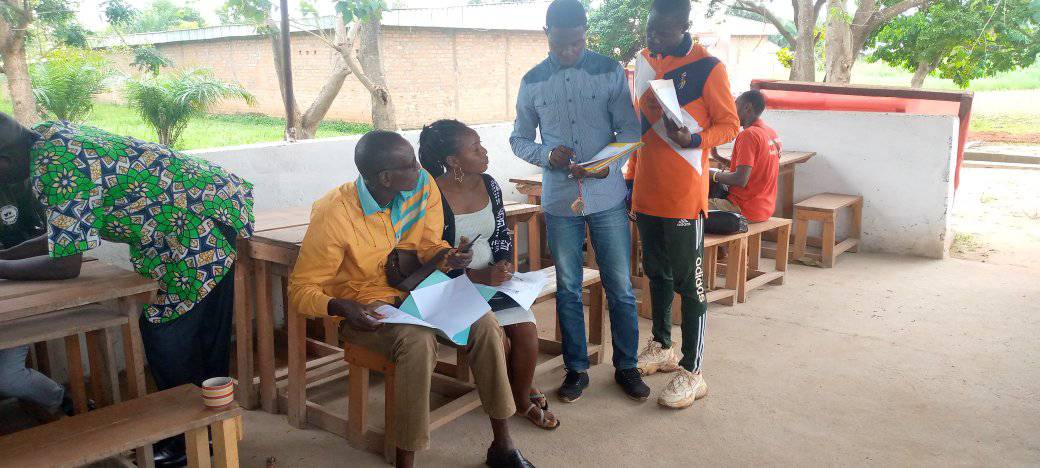 Les étudiants ayant réservé des chambres au Campus Gutschool accompagnés de leur parent ou tuteur.