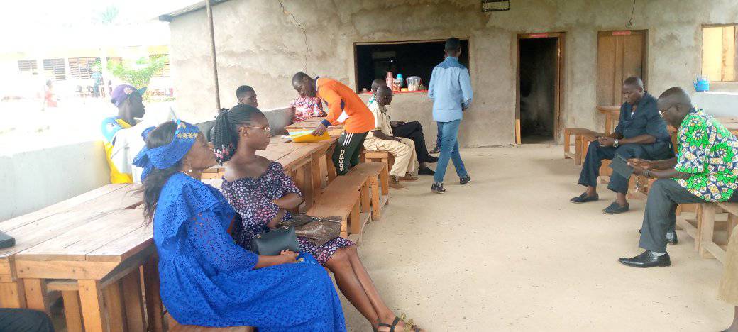 Les étudiants ayant réservé des chambres au Campus Gutschool accompagnés de leur parent ou tuteur.