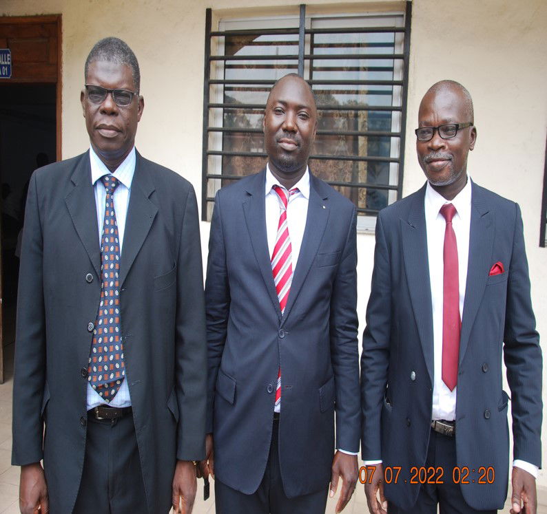 Le Professeur KOULAYOM, Président du jury en compagnie du Docteur André KADANDJI, Directeur de l’IUSJD Business School et  du Docteur Joseph DJAOWE, Inspecteur Général de l’IUSJD.