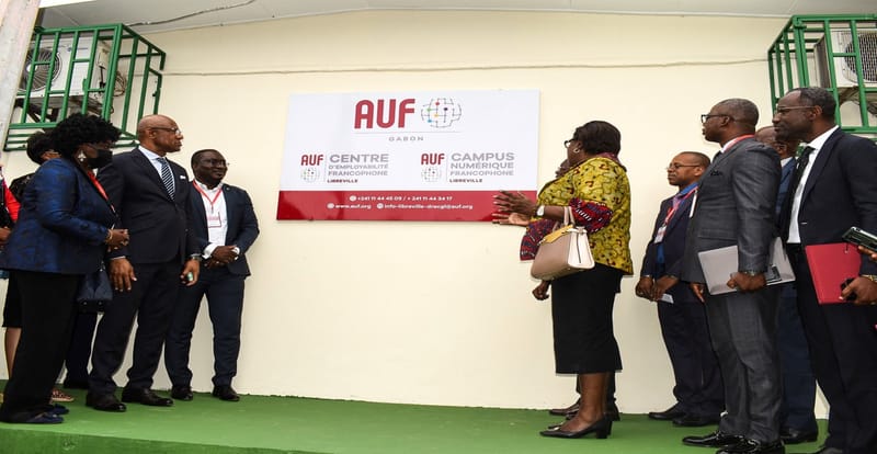 Tous les membres du CREES posant devant la pancarte dédié au CEF au Bureau National de l’AUF de l’Université Omar Bongo (Gabon)