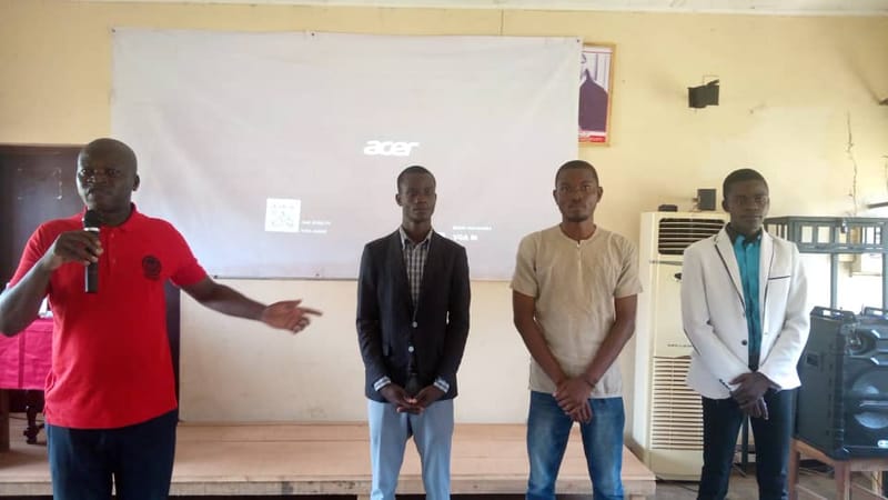 Remise des récompenses aux lauréats pour un montant de 1.000.000 FCFA soit 1500 euros