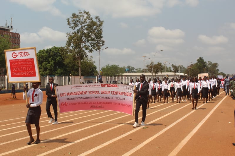 Le passage des étudiants de GUTSCHOOL sur l'avenue des Martyrs