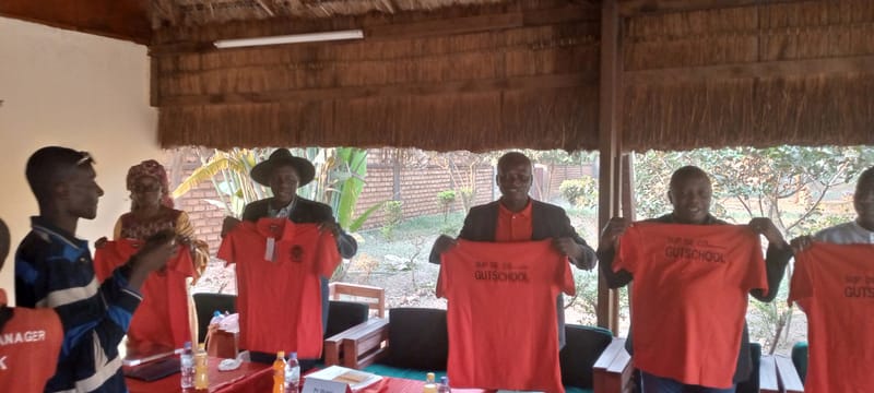 Remise des polos de GUTSCHOOL et photo de famille